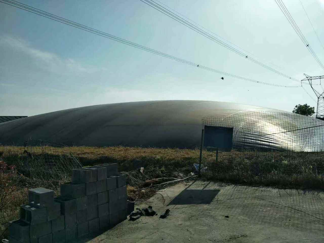 修筑完工的外圍堰鋪設(shè)土工膜表面一定要加寬嗎？