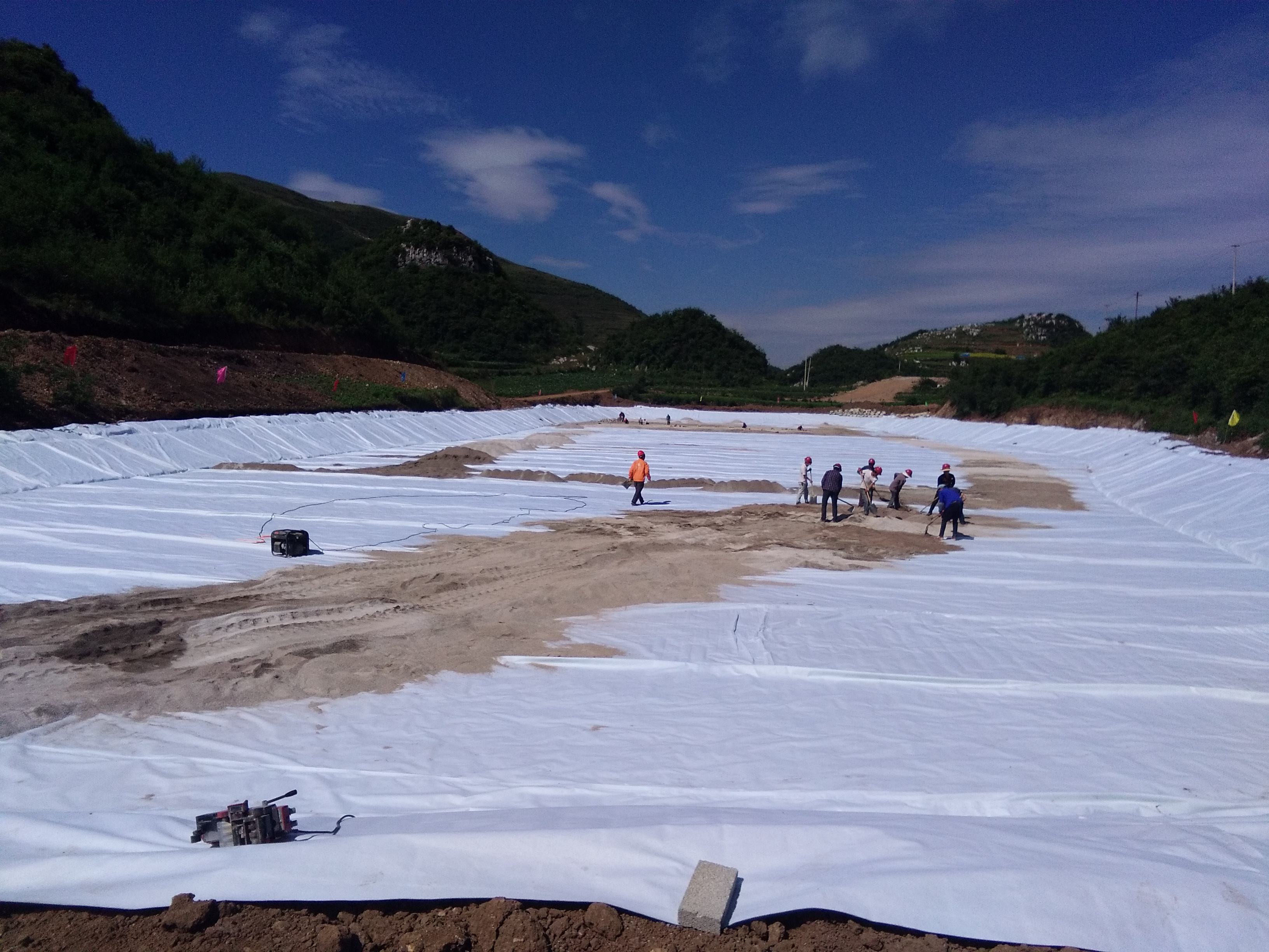山谷型垃圾填埋場防滲土工膜規(guī)格應(yīng)如何設(shè)計(jì)？